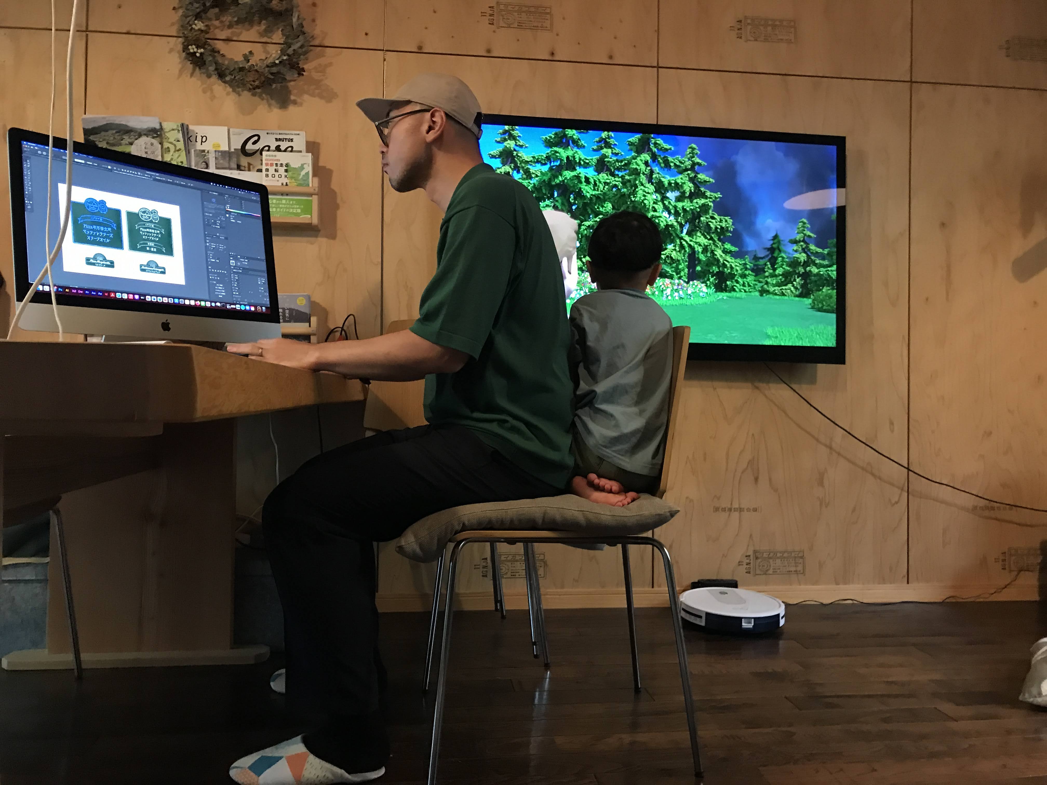 自宅で仕事をしながら、後ろで息子がゲームをする日常