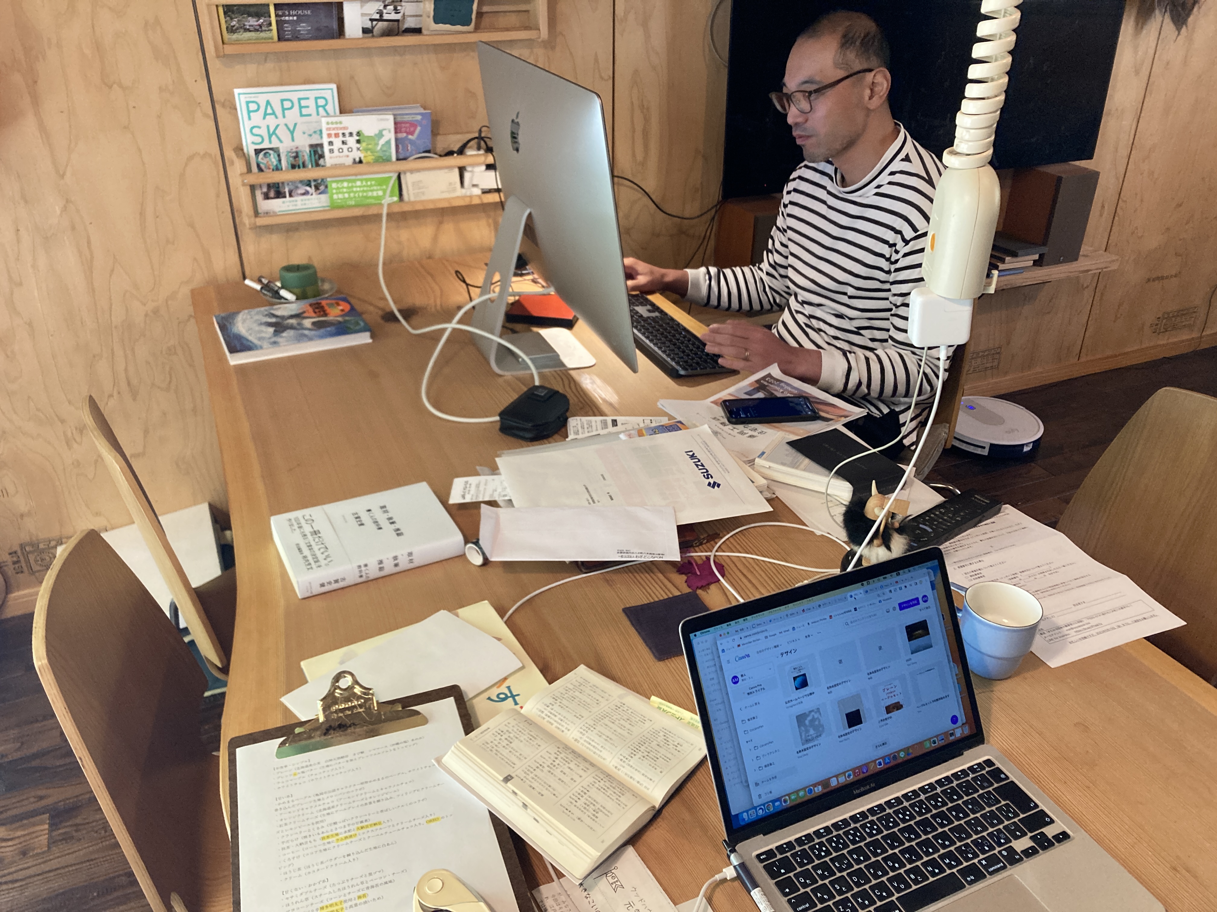 iMacで作業中のリアルなデスク
