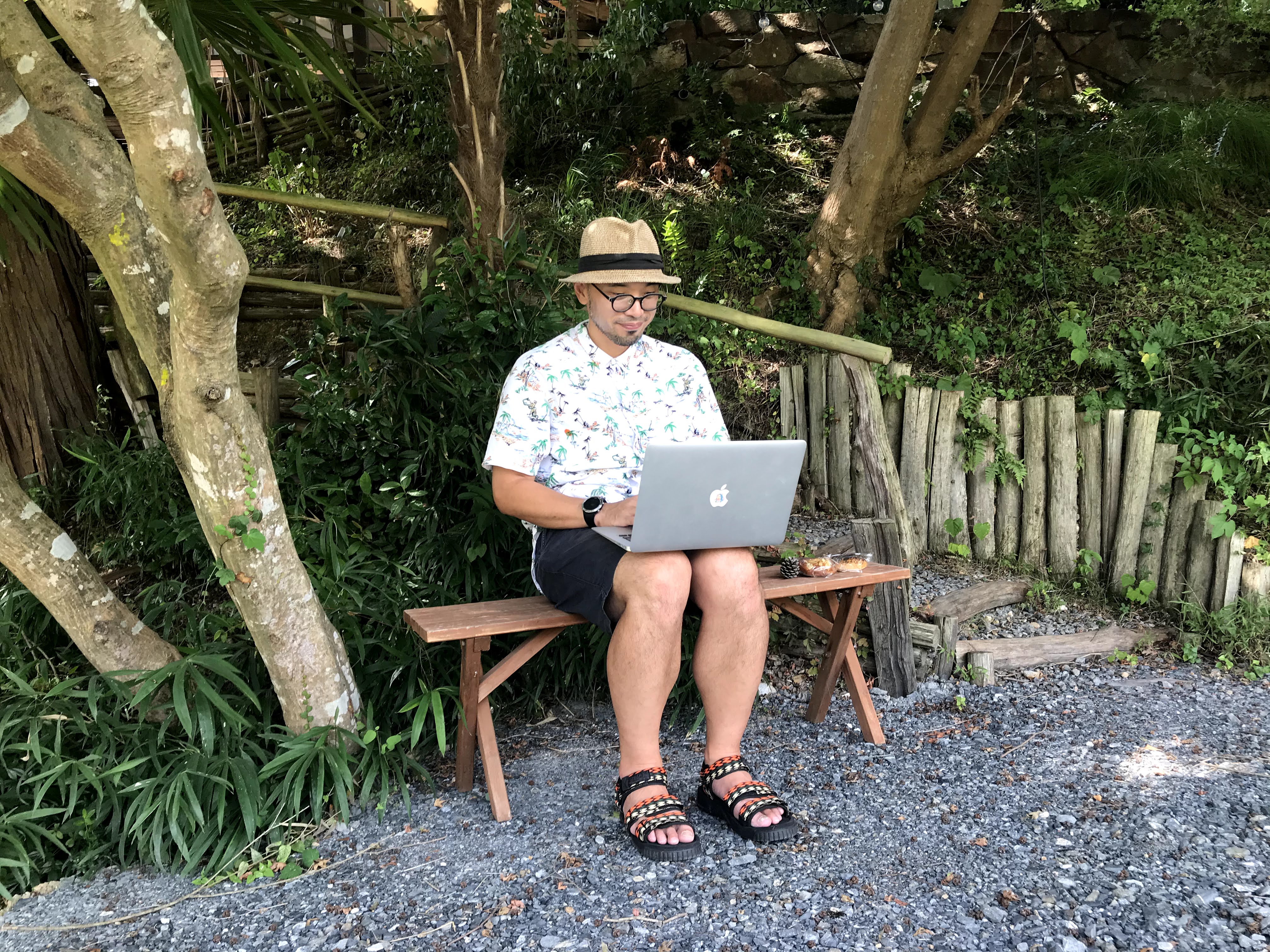 縁側のベンチでMacBookを開いて仕事をする